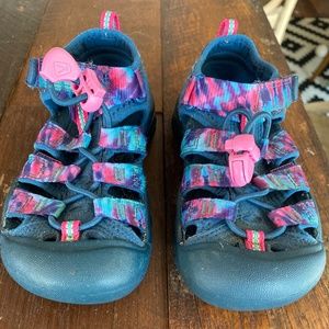 Keen girls size 10